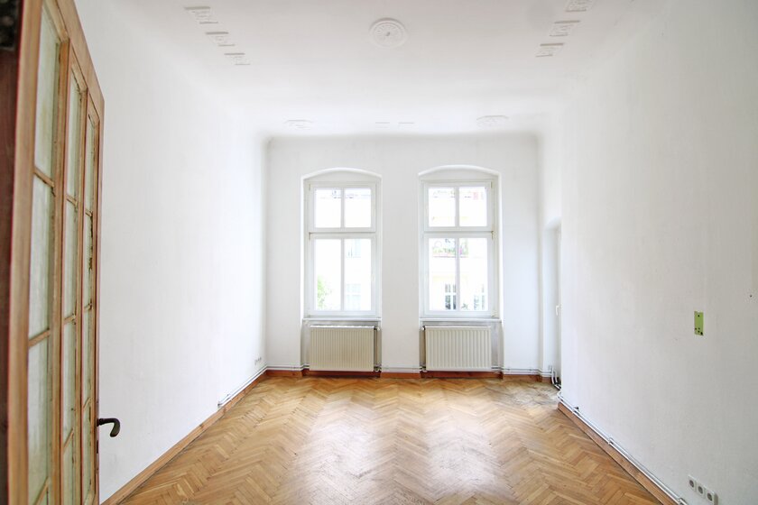 Stuck-Wohnzimmer mit Balkon