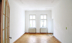 Stuck-Wohnzimmer mit Balkon