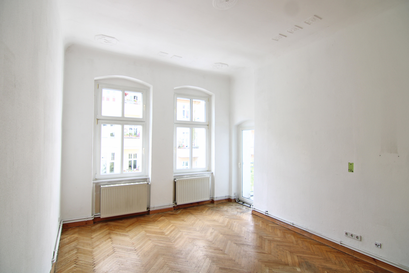 Stuck-Wohnzimmer mit Balkon