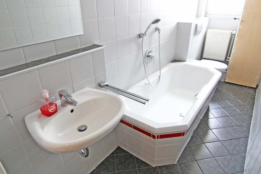 Bad mit Wanne und Fenster