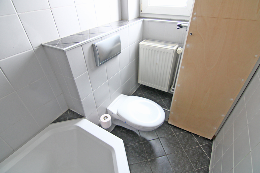 Bad mit Wanne und Fenster