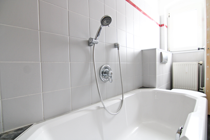 Bad mit Wanne und Fenster