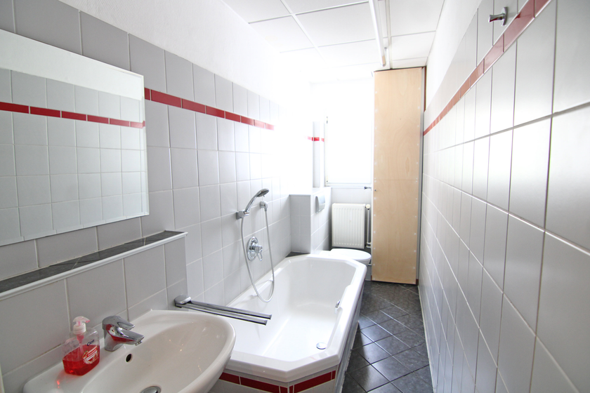 Bad mit Wanne und Fenster