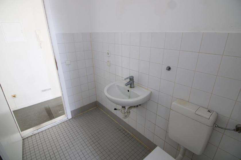 Tolle Altbauwohnung im Zweitbezug nach Komplettmodernisierung, helles 4.OG, Toplage Stephanstraße! - Photo 2