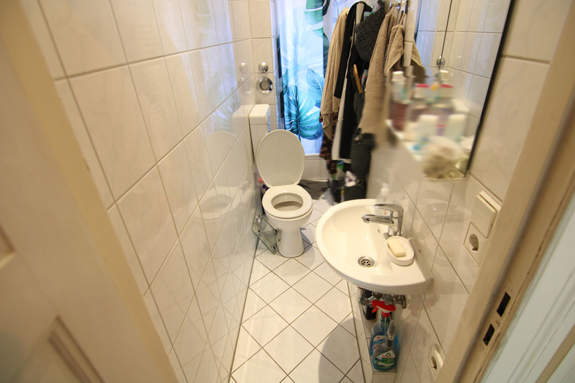 Gefliestes Duschbadezimmer