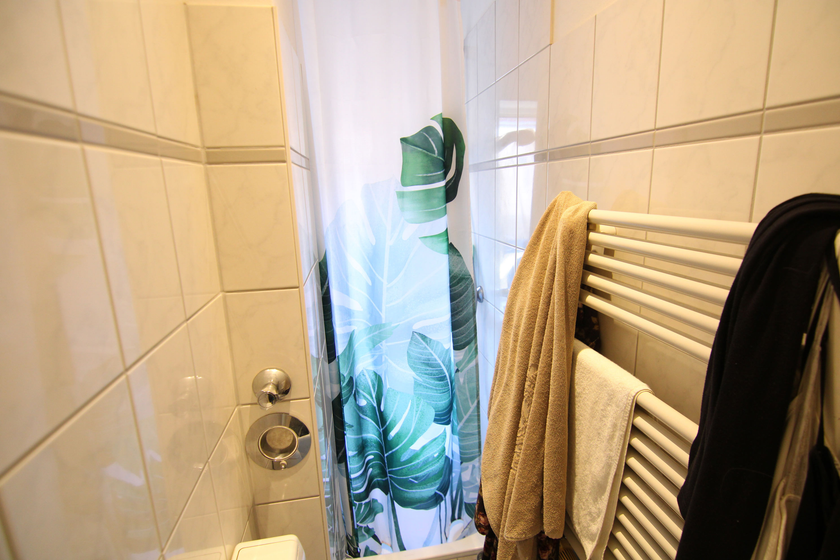 Gefliestes Duschbadezimmer