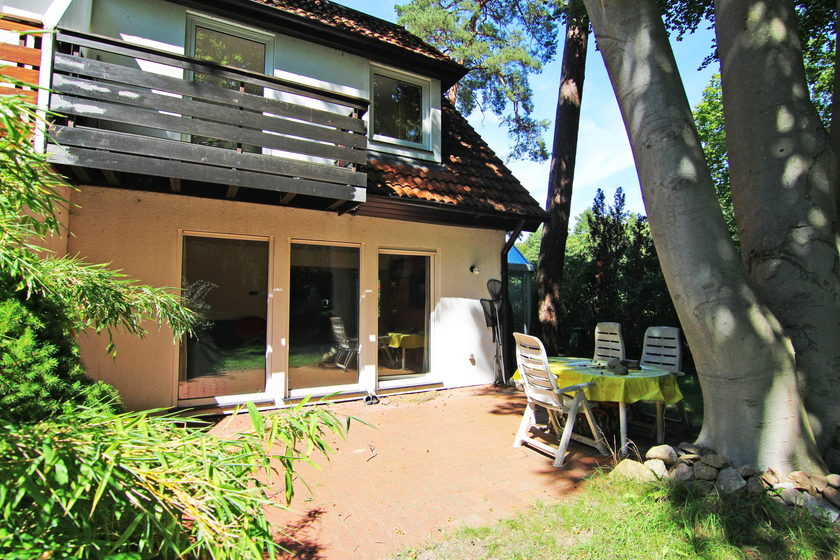 Gartenansicht mit Terrasse Gartenansicht mit Terrasse