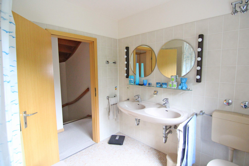 Hauptbad mit Wanne und Fenster Hauptbad mit Wanne und Fenster