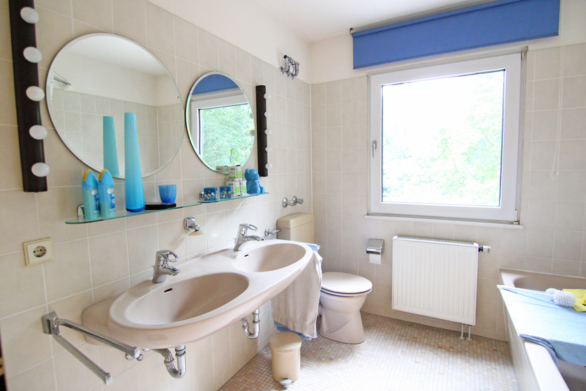 Hauptbad mit Wanne und Fenster Hauptbad mit Wanne und Fenster