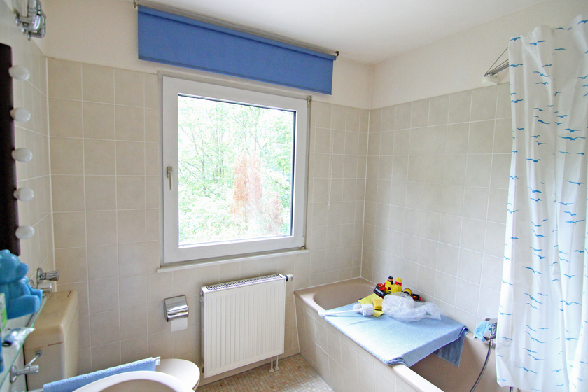Hauptbad mit Wanne und Fenster Hauptbad mit Wanne und Fenster