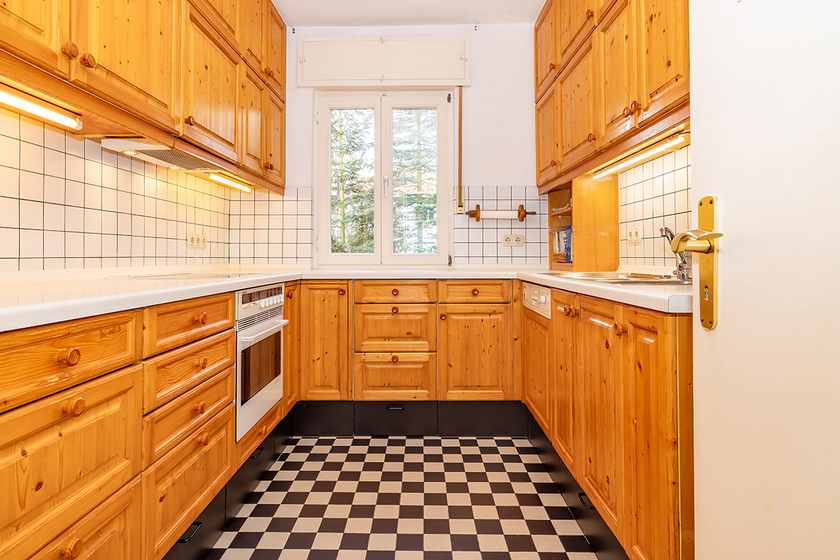 Küche mit Einbauküche