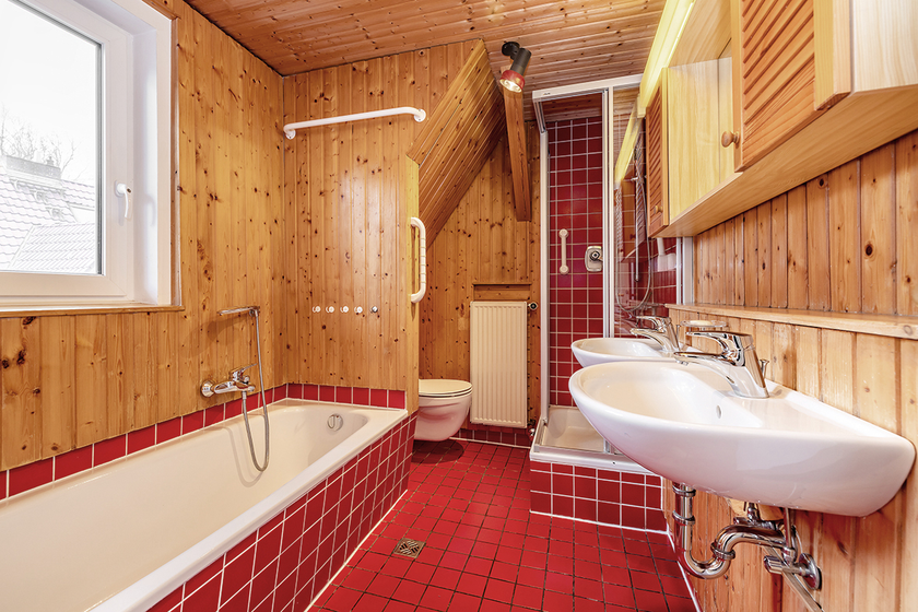 Bad mit Wanne + Dusche