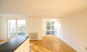 Wohnzimmer mit offener Küche