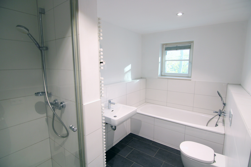 Bad mit Wanne + Dusche