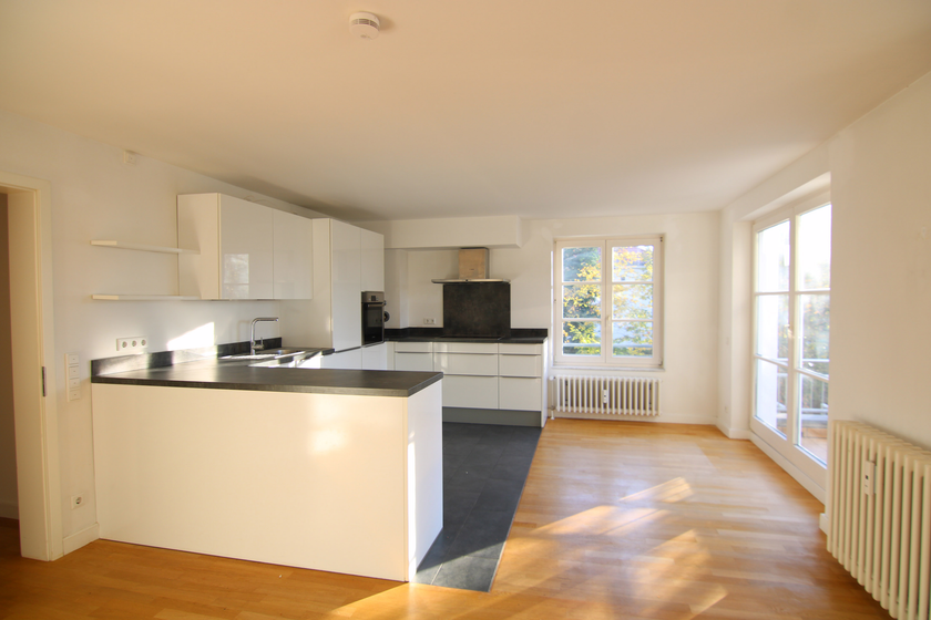 Wohnzimmer mit offener Küche