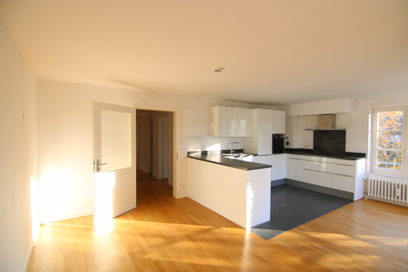 Wohnzimmer mit offener Küche