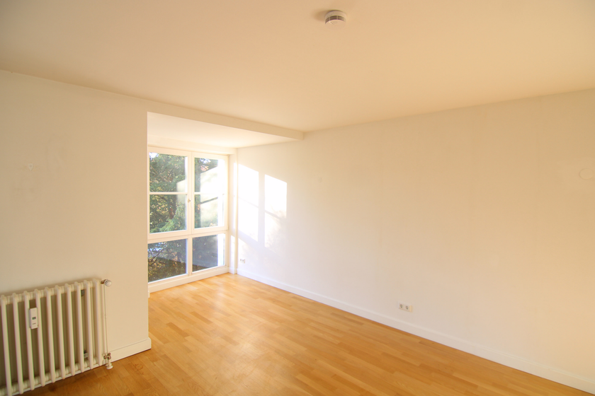 Wohnzimmer mit offener Küche