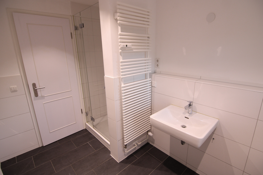 Bad mit Wanne + Dusche