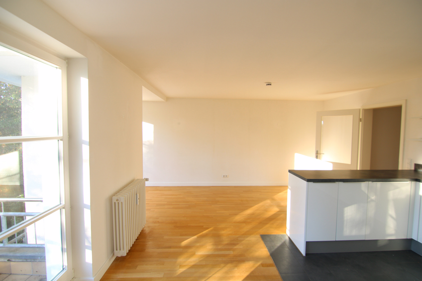 Wohnzimmer mit offener Küche