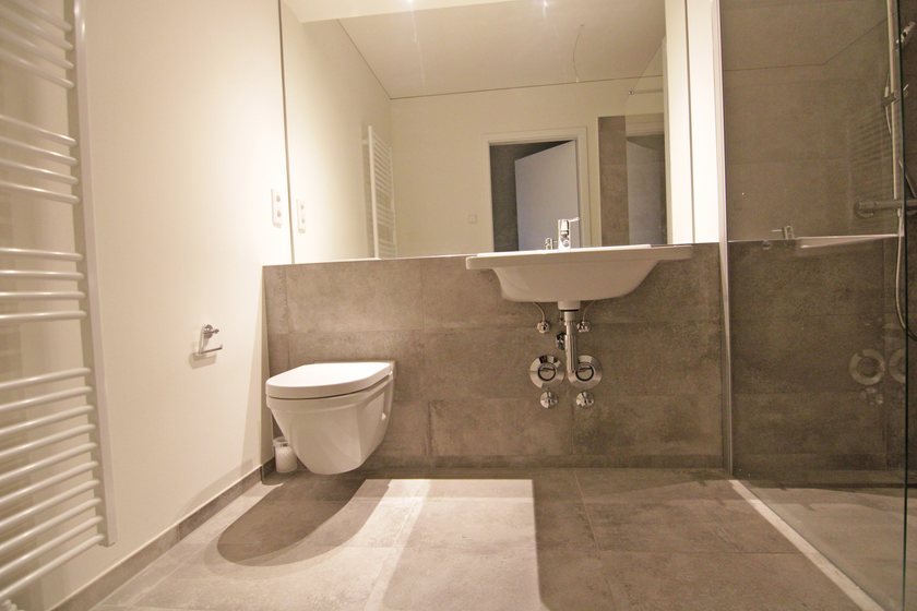 Elegantes Bad mit gr. Dusche