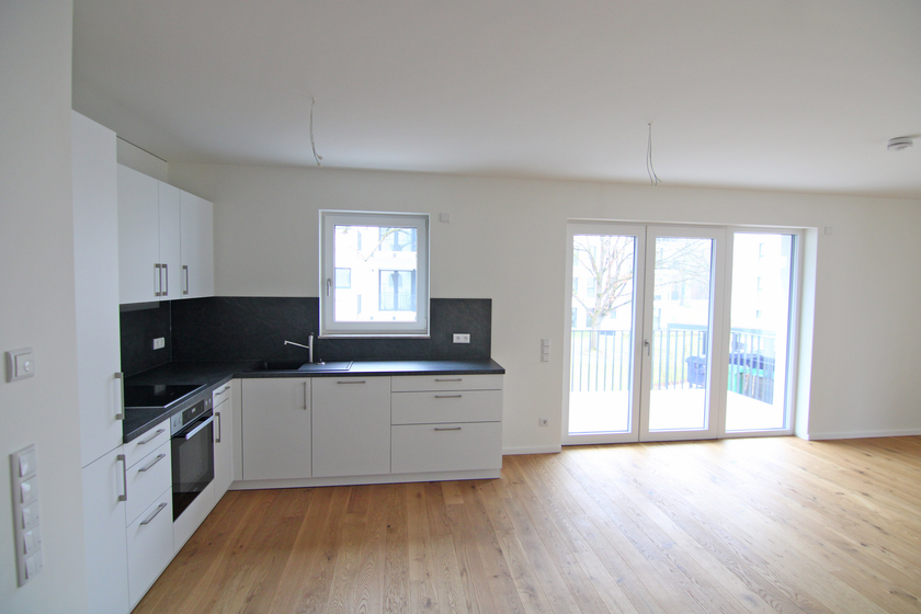 Wohnzimmer mit offener Küche