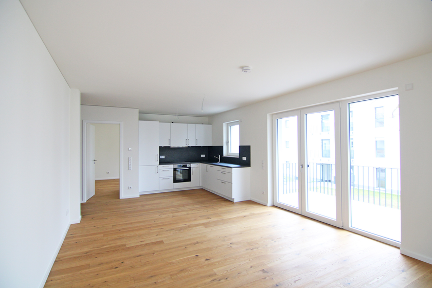 Wohnzimmer mit offener Küche