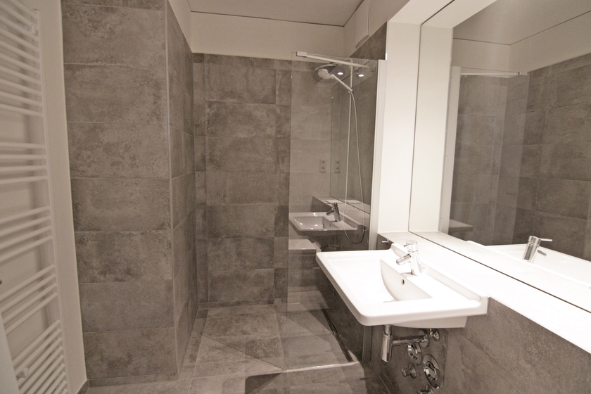 Bad mit großer Dusche