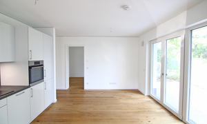 Wohnzimmer mit offener Küche