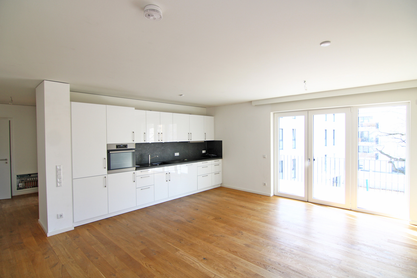 Wohnzimmer mit offener Küche