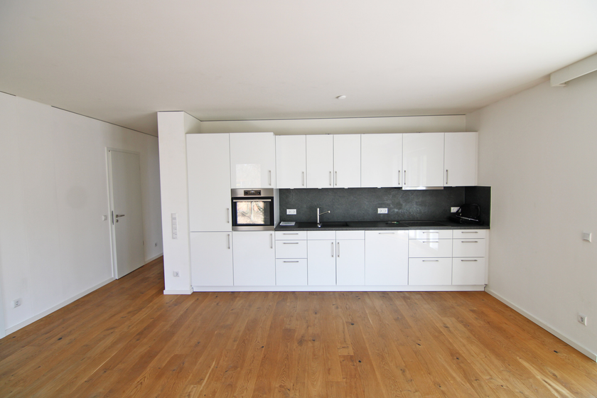 Wohnzimmer mit offener Küche