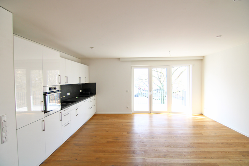 Wohnzimmer mit offener Küche