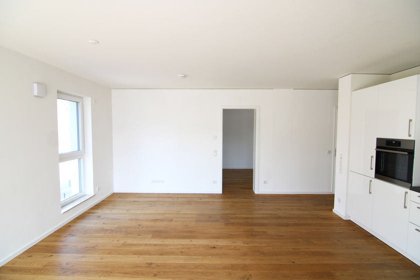 Wohnzimmer mit offener Küche