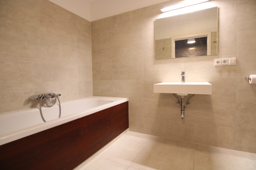 Bad mit Wanne + Dusche