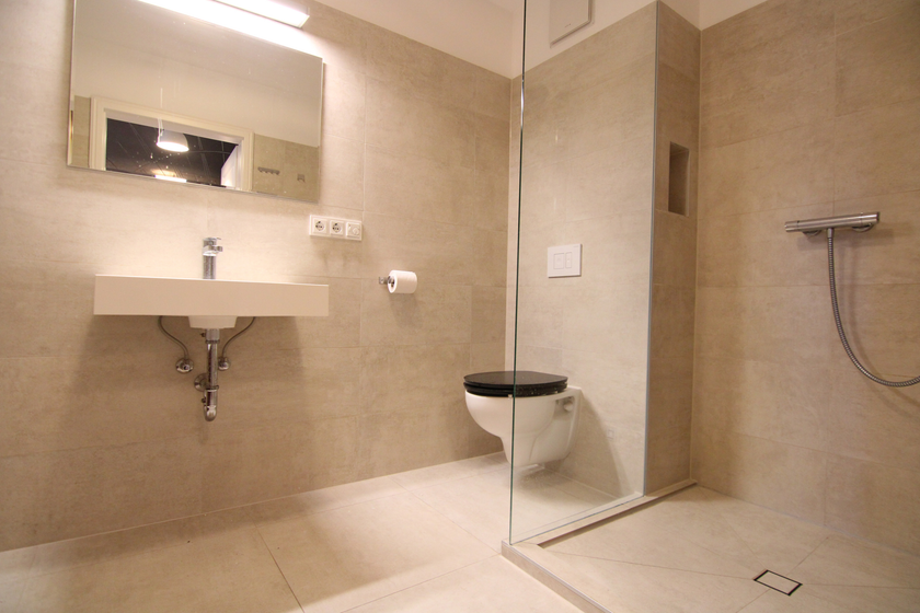 Bad mit Wanne + Dusche