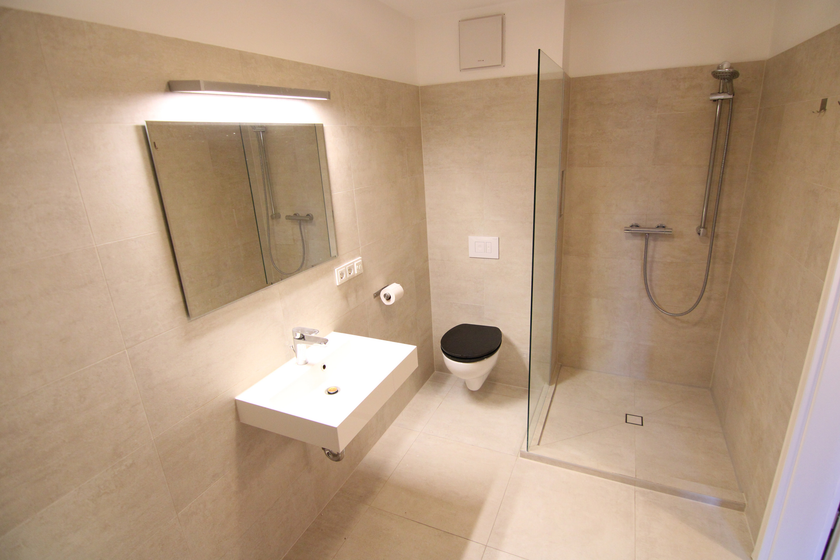 Bad mit Wanne + Dusche