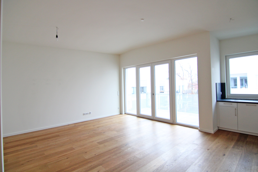 Wohnzimmer mit großem Balkon