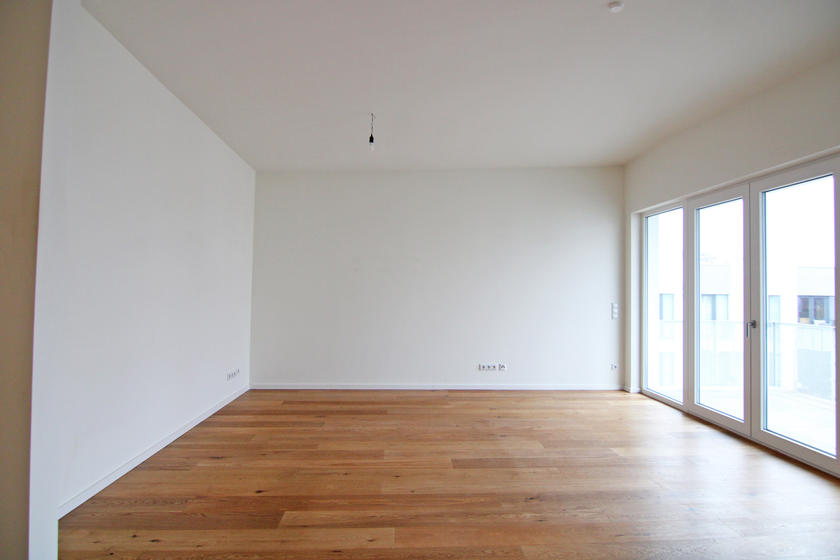 Wohnzimmer mit großem Balkon