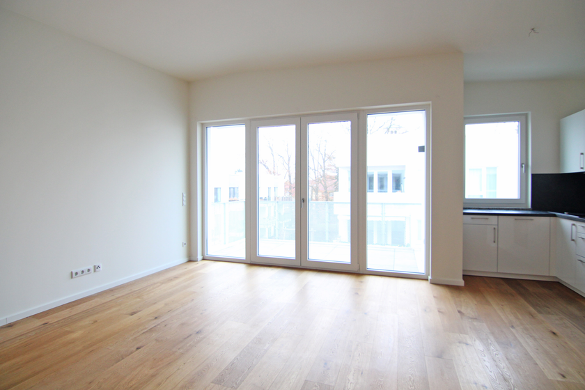 Wohnzimmer mit großem Balkon