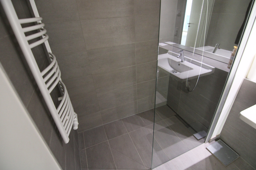 Bad mit großer Dusche