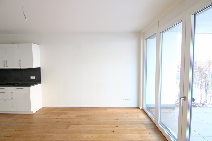 Wohnzimmer mit offener Küche