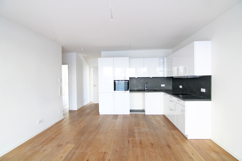 Wohnzimmer mit offener Küche