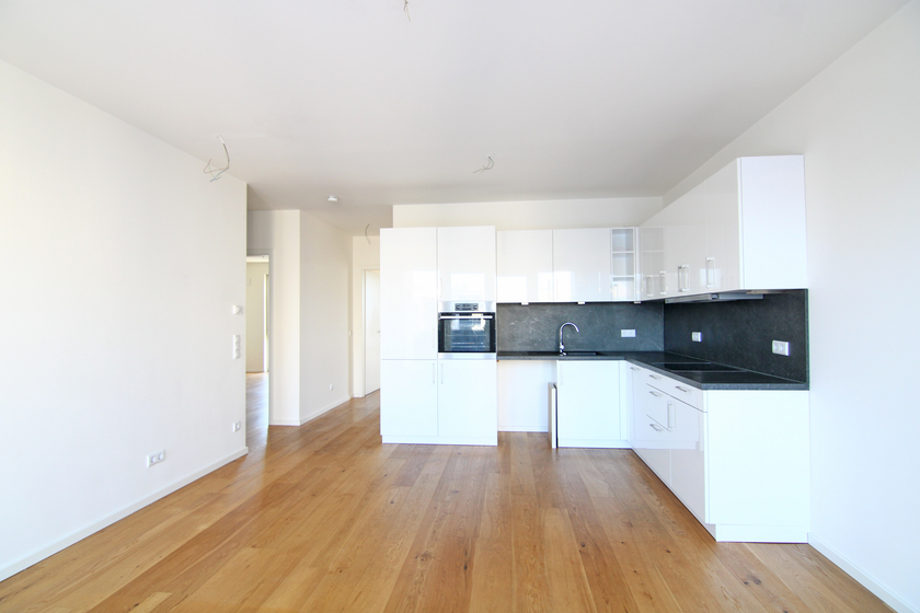 Wohnzimmer mit offener Küche