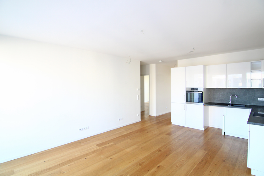 Wohnzimmer mit offener Küche