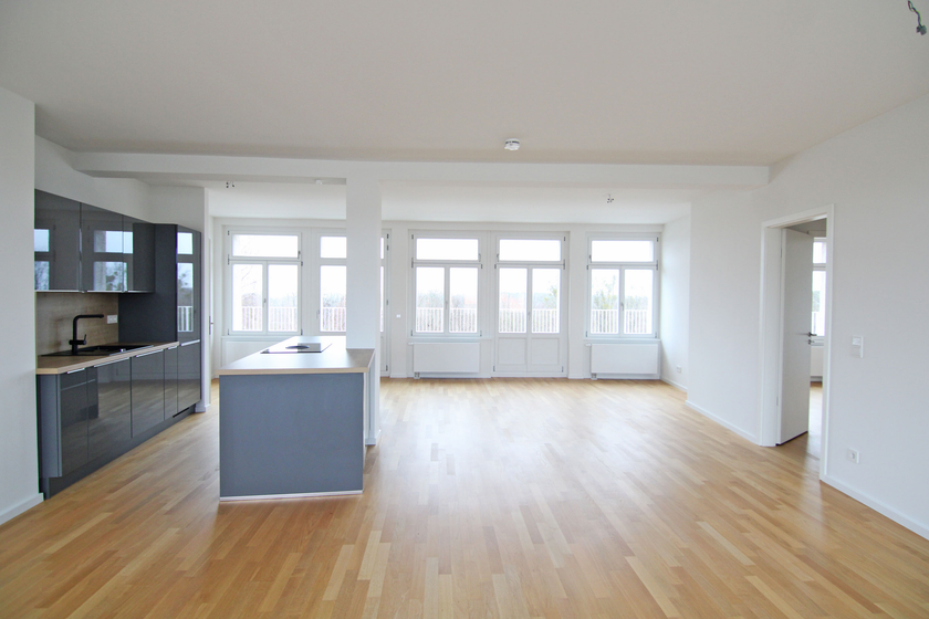 Wohnzimmer mit offener Küche