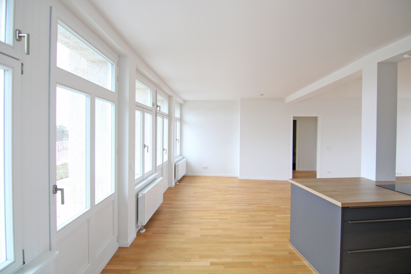 Wohnzimmer mit offener Küche