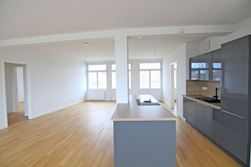 Wohnzimmer mit offener Küche