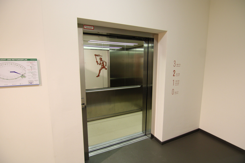 Aufzug vorhanden