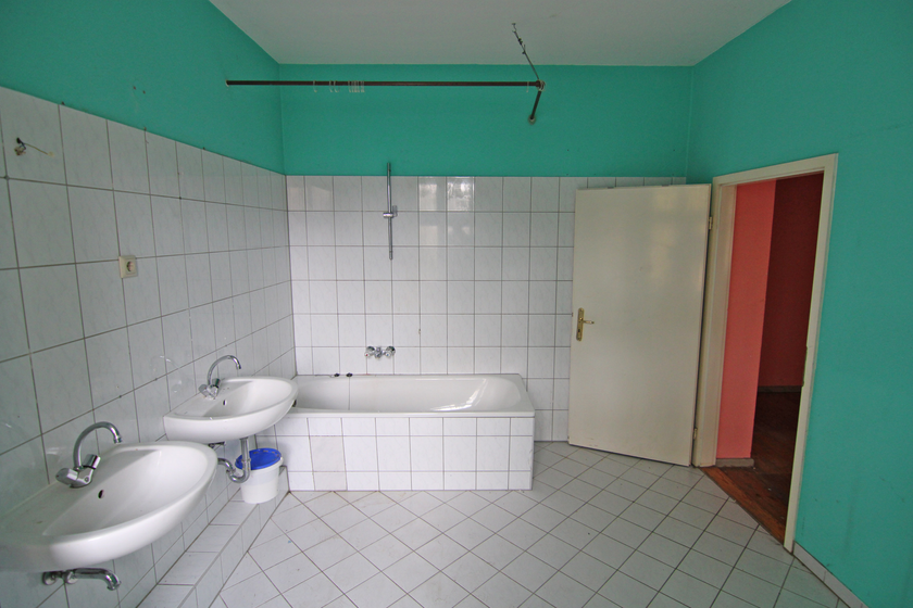 Geräumiges Wannenbad Geräumiges Wannenbad