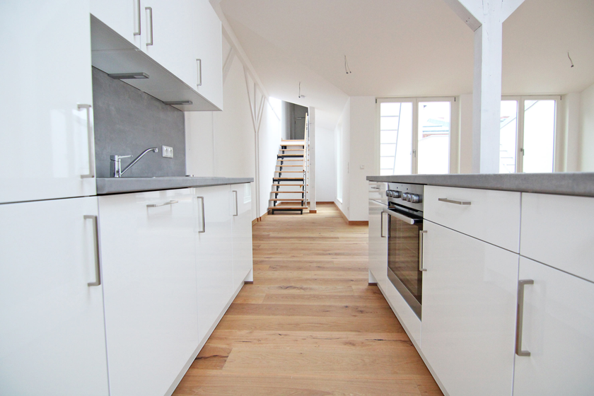 Wohnzimmer mit offener EBK