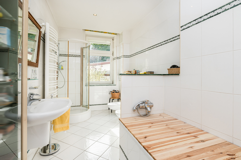 Geräumiges Bad, Wanne + Dusche Geräumiges Bad, Wanne + Dusche